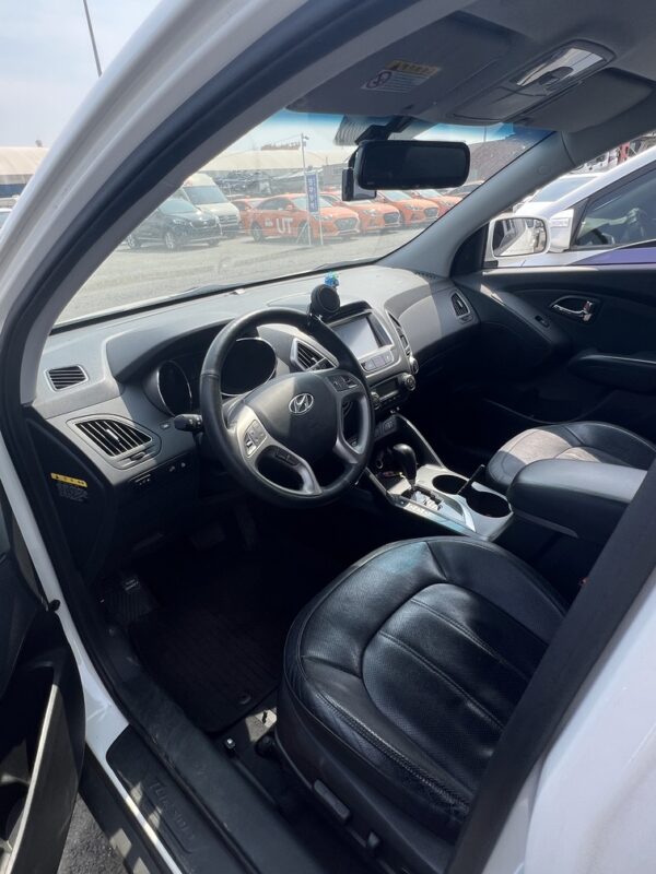 2013 Hyundai Tucson 2WD A/T White - Image 10
