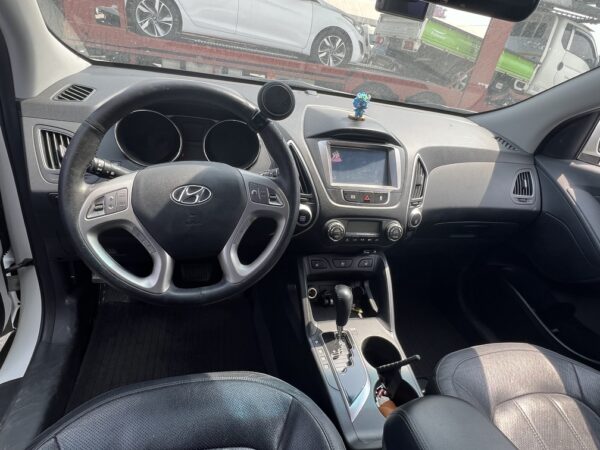 2013 Hyundai Tucson 2WD A/T White - Image 15
