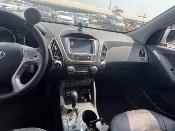 2013 Hyundai Tucson 2WD A/T White - Image 11