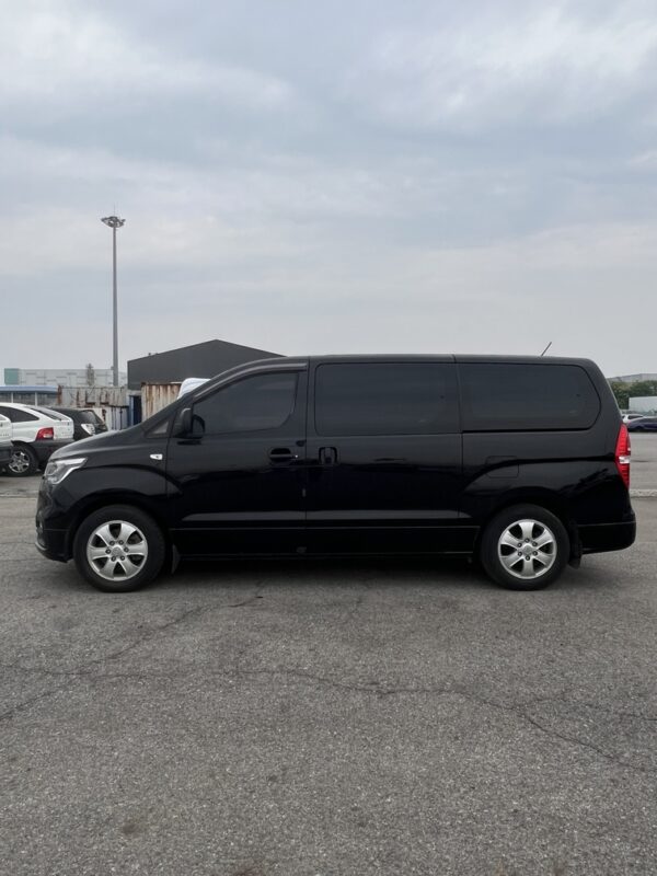 2019 Hyundai Grand Starex 12seats Black - Image 5