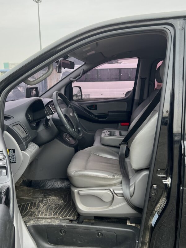 2019 Hyundai Grand Starex 12seats Black - Image 8