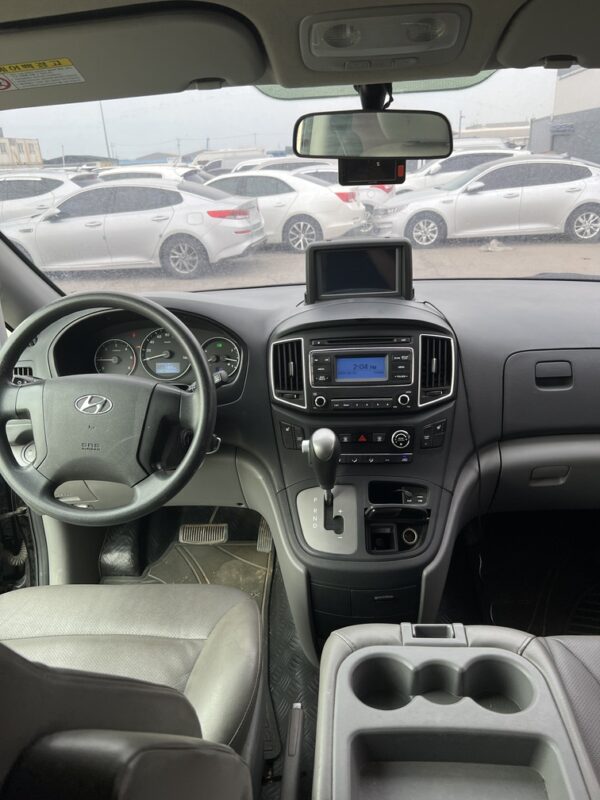 2019 Hyundai Grand Starex 12seats Black - Image 9