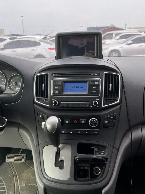2019 Hyundai Grand Starex 12seats Black - Image 11