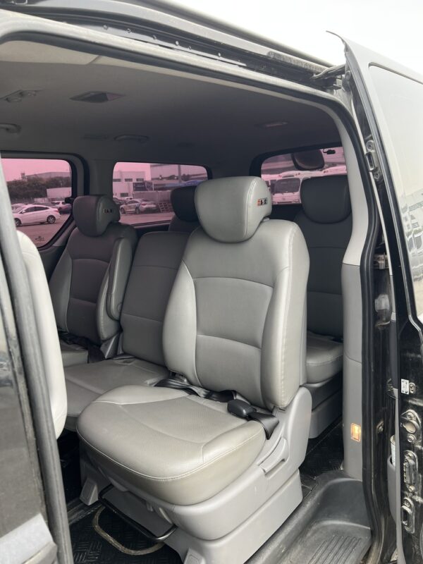2019 Hyundai Grand Starex 12seats Black - Image 12
